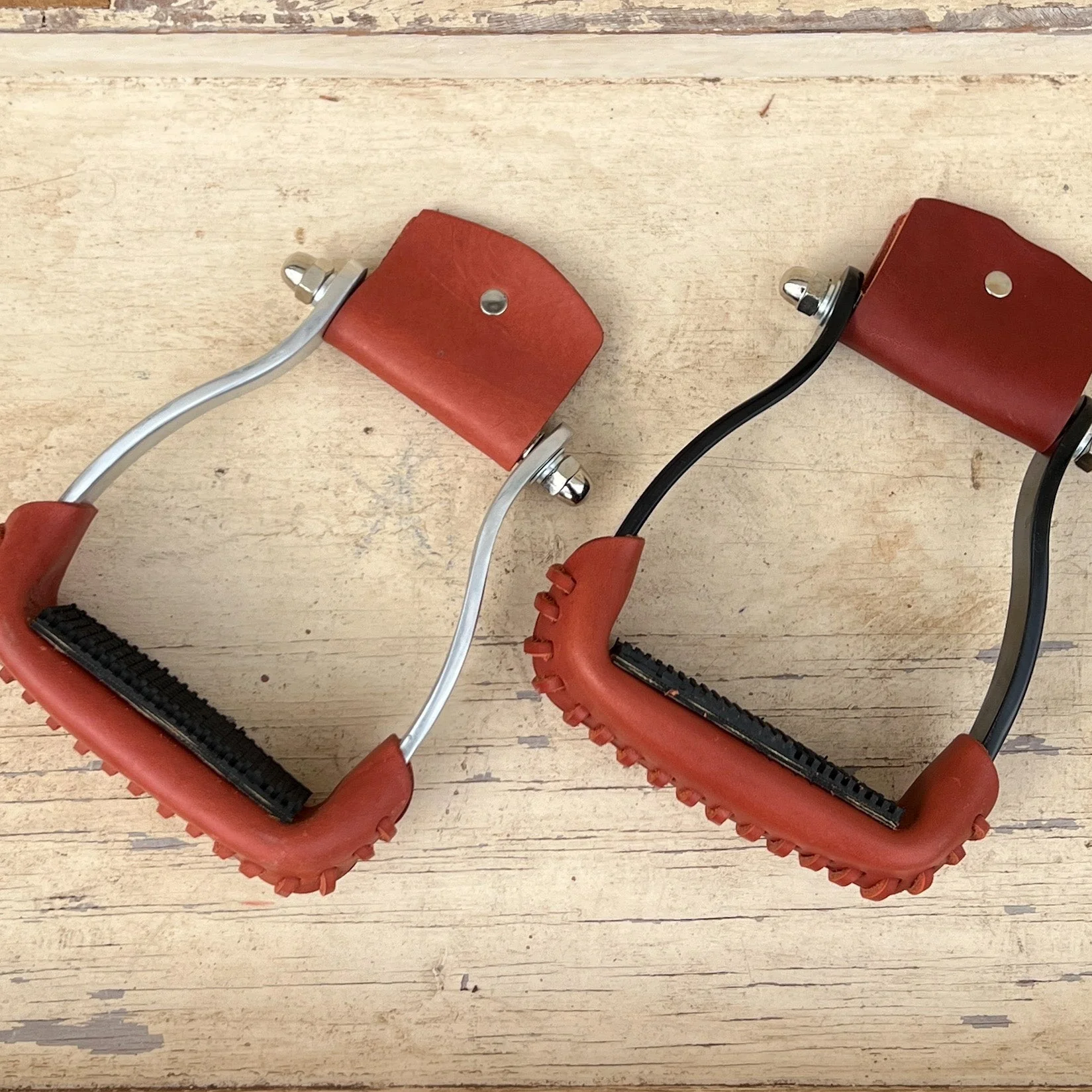 AJ Tack Black Aluminum Barrel Racing Stirrups - Image 4