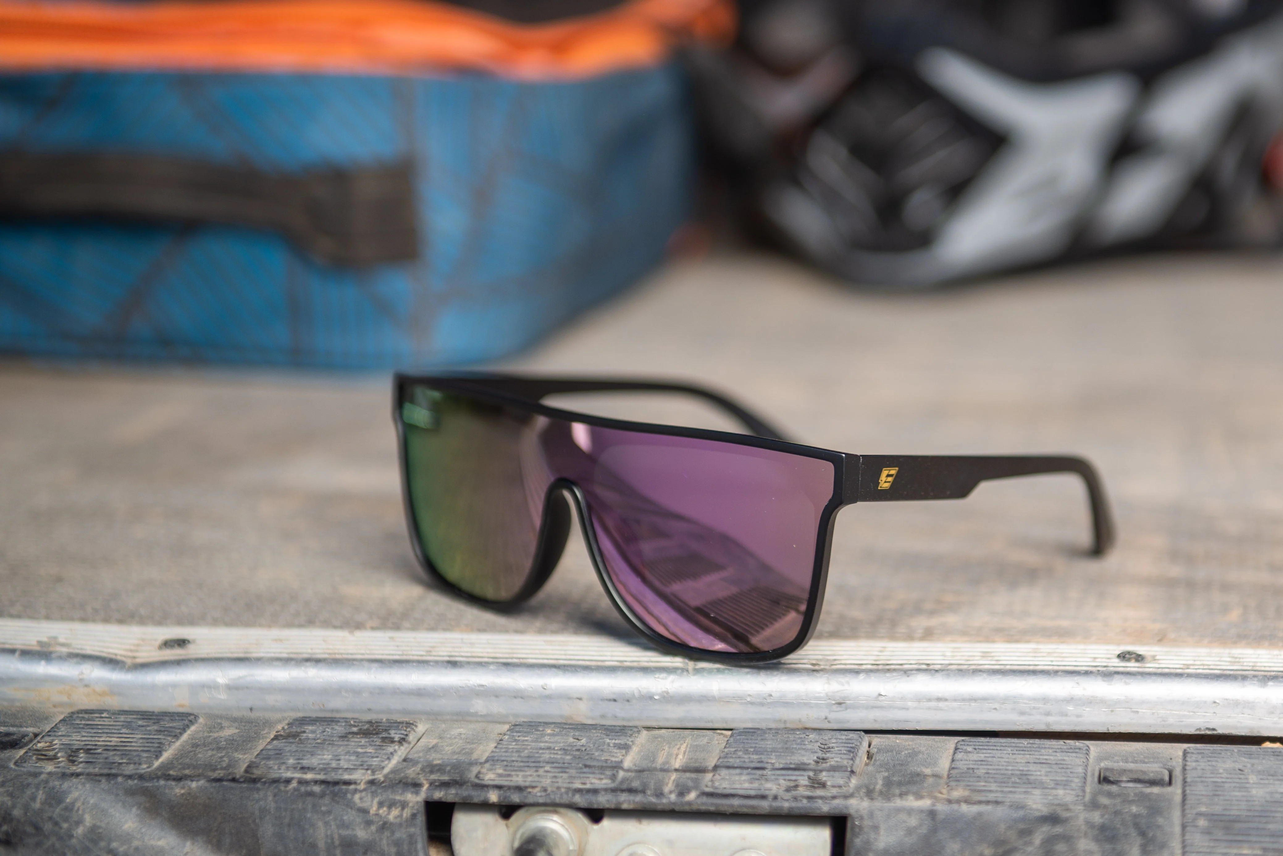 Blockers Pink Revo Lens Polarized - Image 4