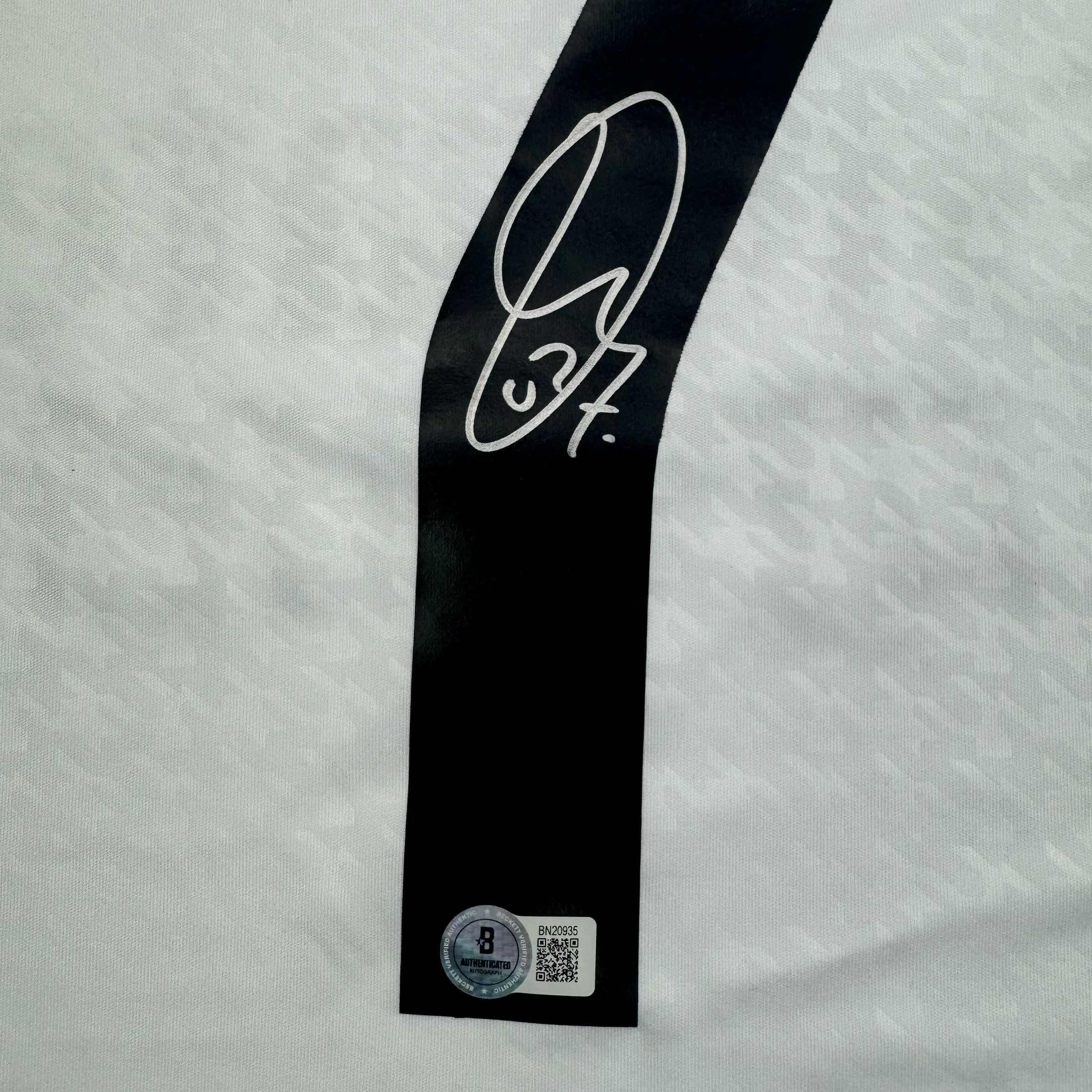 Framed Autographed/Signed Vini Vinicius Jr. #7 35x39 Real Madrid White Soccer Jersey Beckett BAS COA - Image 2